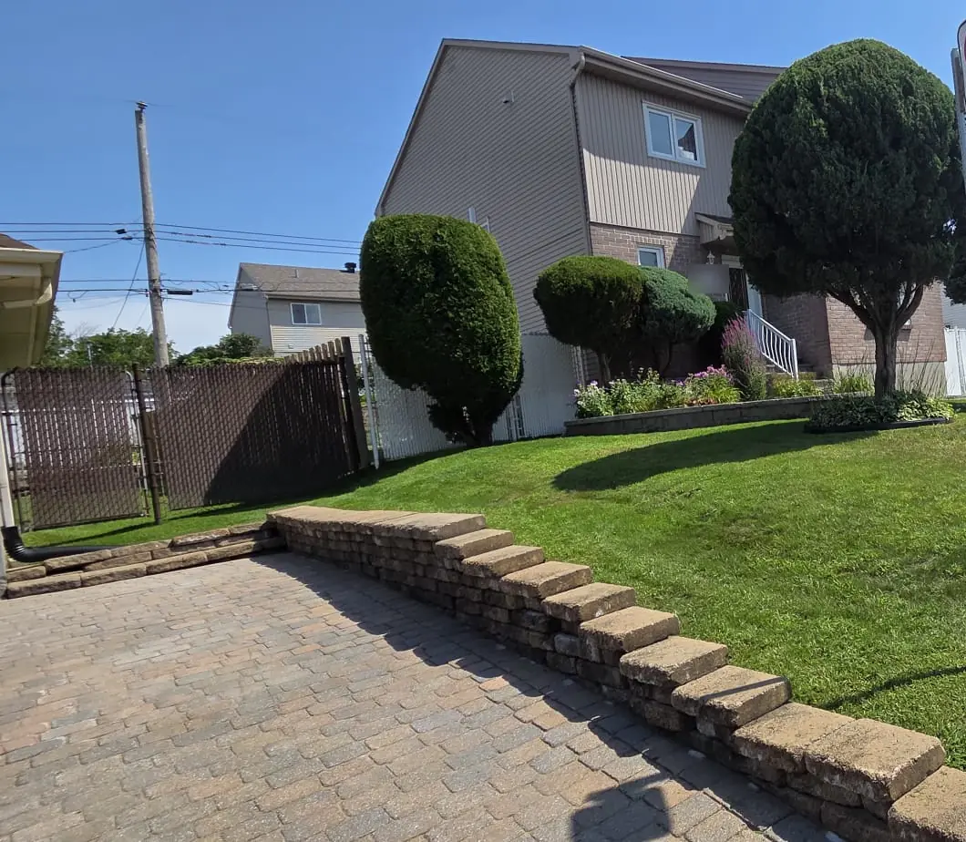 Pelouse avant d’une maison entretenue par Gazon Canada